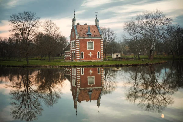 Capela veche din parc — Fotografie, imagine de stoc