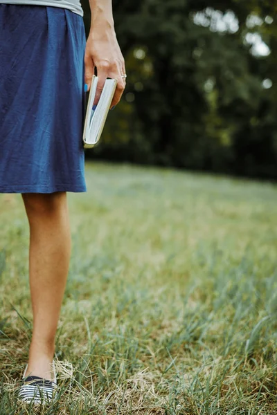 Femme étudiant en plein air — Photo