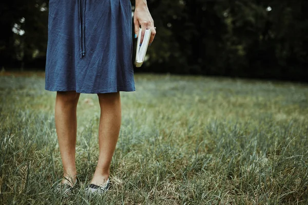 Mulher estudando ao ar livre — Fotografia de Stock