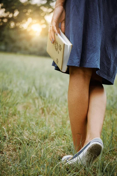 Mujer estudiando al aire libre —  Fotos de Stock