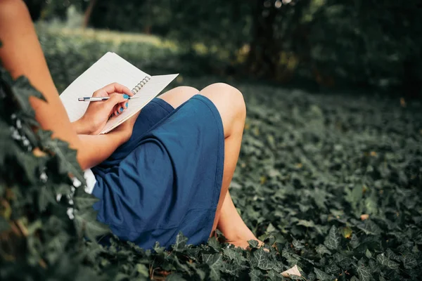 Femme étudiant en plein air — Photo