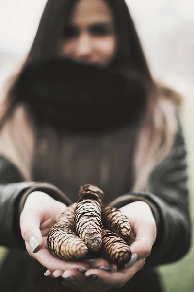 여자의 손에서 소나무 콘 — 스톡 사진