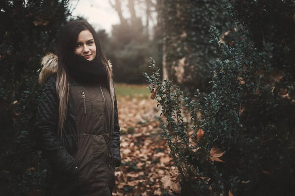 Retrato de invierno de una mujer joven — Foto de Stock