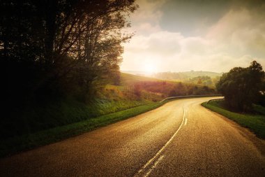 Asfalt yol günbatımı ılık ışık