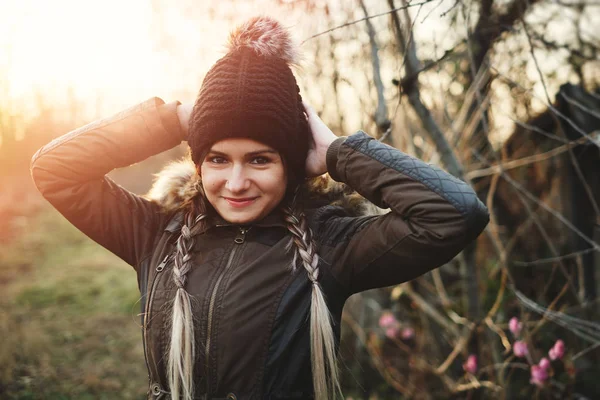 冬の肖像あげた手を持つ若い女性の編んだ髪 — ストック写真