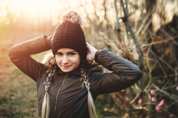 冬の肖像あげた手を持つ若い女性の編んだ髪 — ストック写真