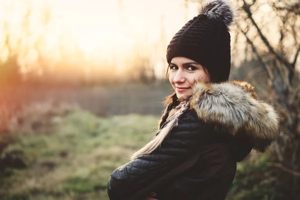 Winterporträt einer jungen Frau mit geflochtenem Haar — Stockfoto