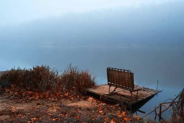 Piren på vintern dimmigt sjö — Stockfoto