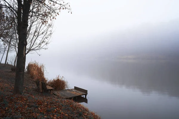 Muelle en el lago niebla invierno —  Fotos de Stock