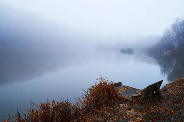 Пірс на зимовому туманному озері — стокове фото