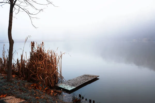 Muelle en el lago niebla invierno — Foto de Stock