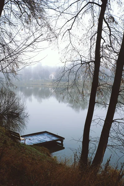 Cais no lago de inverno — Fotografia de Stock