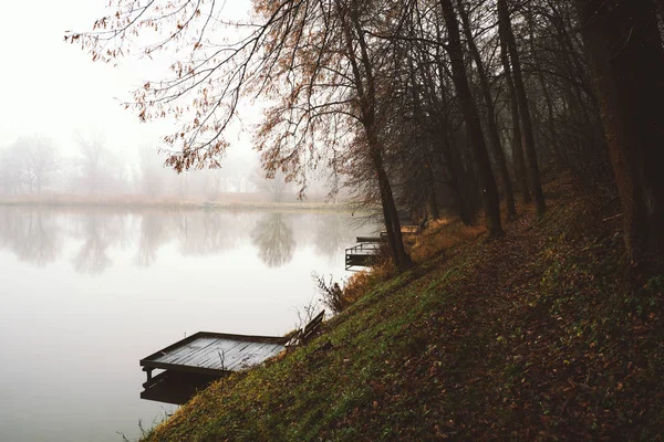 Pier di danau musim dingin — Stok Foto