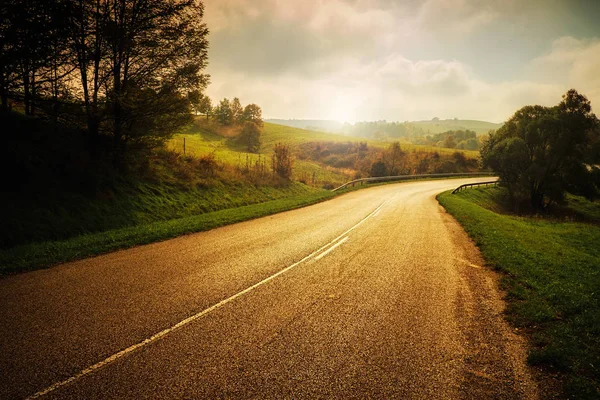 Asfalto estrada pôr do sol luzes quentes — Fotografia de Stock
