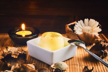 Ahşap bir masa üzerinde vanilyalı puding