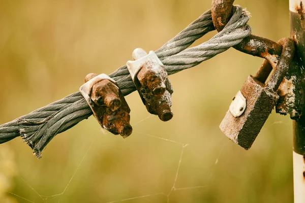 Hänglås på ståltråd — Stockfoto