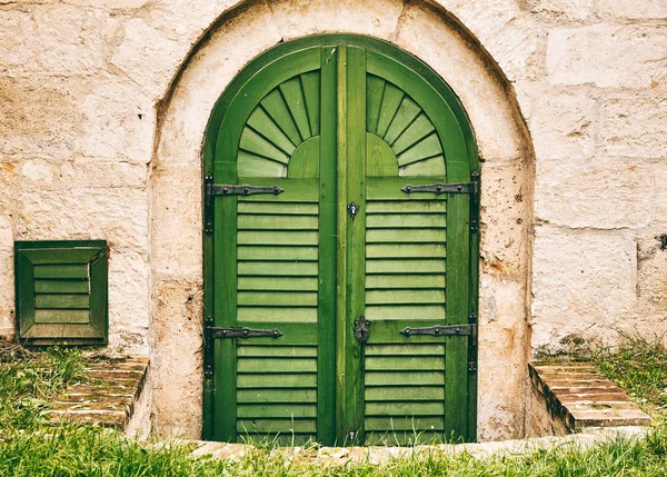 Porta da adega velha em uma fachada de edifício — Fotografia de Stock
