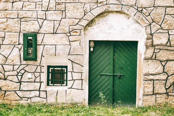 Alte Kellertür in einer Hausfassade — Stockfoto