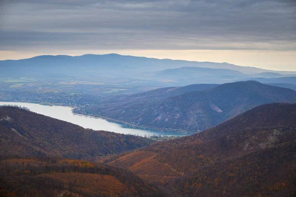 Bewolkt bergzicht landschap — Stockfoto