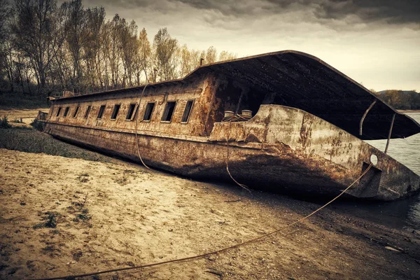 Velho naufrágio abandonado — Fotografia de Stock