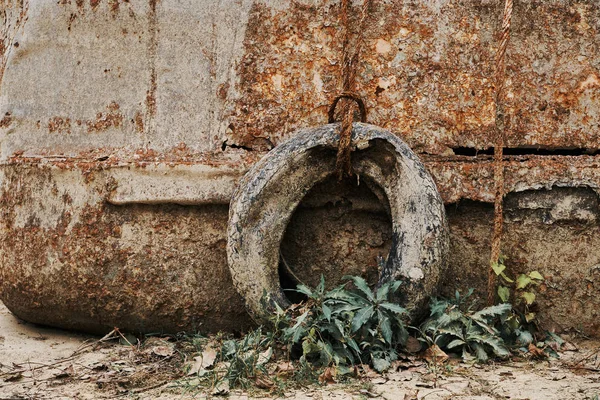 Rusty tire on abandoned boat — Stock Photo, Image