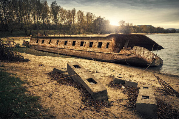 Старый заброшенный корабль
 