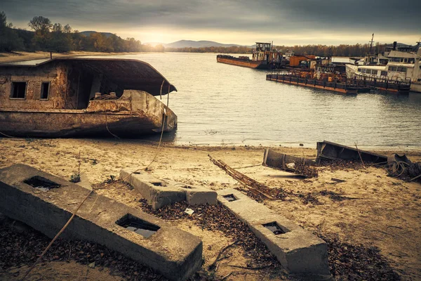 Velho naufrágio abandonado — Fotografia de Stock