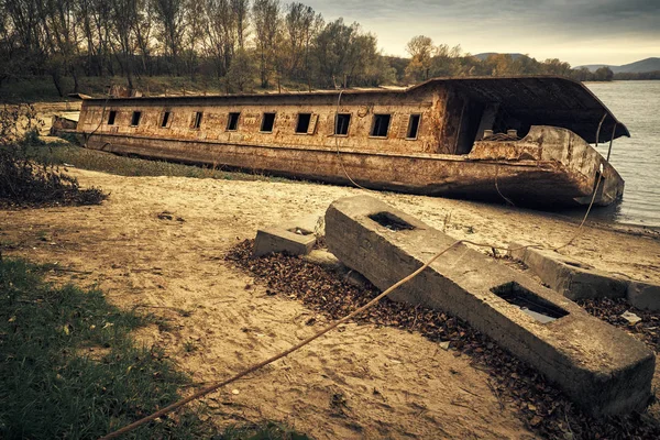 Velho naufrágio abandonado — Fotografia de Stock