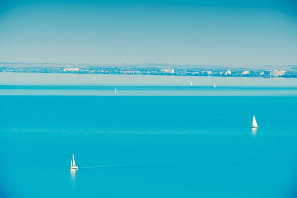 Sailboats on the lake — Stock Photo, Image