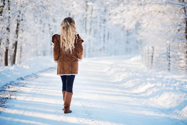 Mujer rubia joven caminando parque de invierno — Foto de Stock