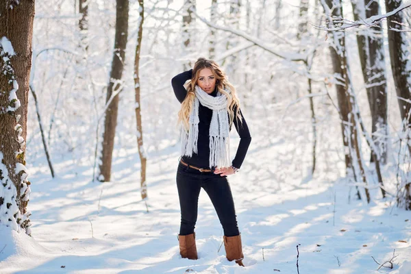 Portrait d'hiver de femme blonde en forêt — Photo