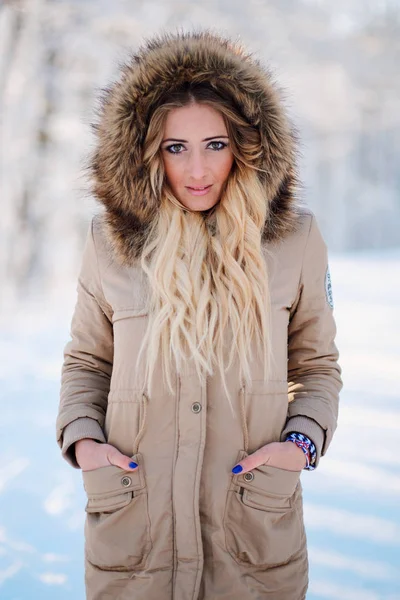 Portrait d'hiver de femme blonde — Photo