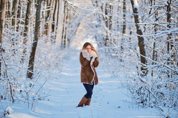 Portrait de belle jeune femme blonde forêt d'hiver — Photo