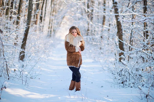 Portrait de belle jeune femme blonde forêt d'hiver — Photo