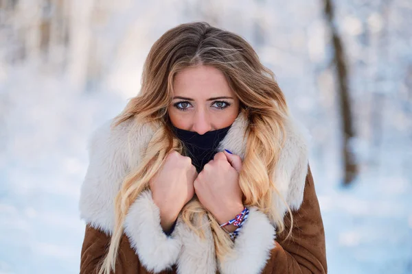 Belle jeune femme portrait d'hiver extérieur — Photo