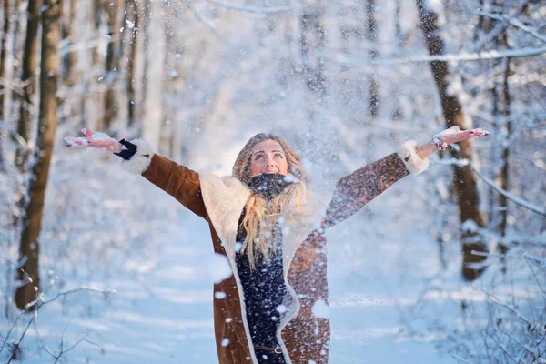 Jeune femme blonde debout dans la forêt d'hiver de neige — Photo