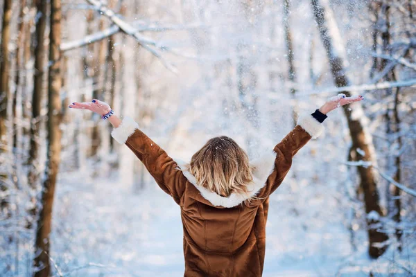 Mujer joven rubia de pie en las nevadas — Foto de Stock