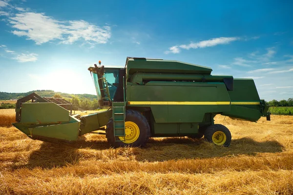 Colheitadeira máquina para colher o trabalho do campo de trigo — Fotografia de Stock