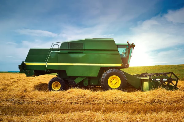 Colheitadeira máquina para colher o trabalho do campo de trigo — Fotografia de Stock