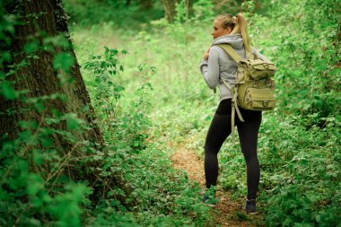 Sırt çantası kadınla genç uzun yürüyüşe çıkan kimse