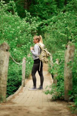Uzun yürüyüşe çıkan kimse kadın orman Köprüsü