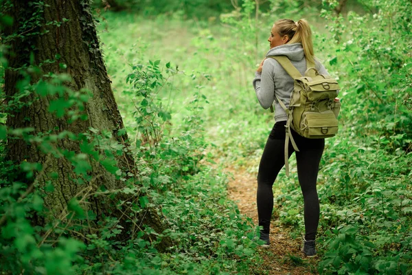 Giovane escursionista donna con zaino — Foto Stock
