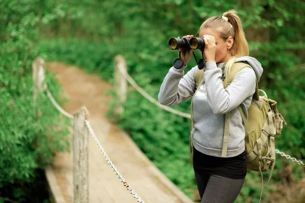 Mujer exploradora bonita con prismáticos —  Fotos de Stock