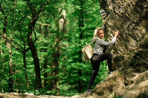 年轻女子攀岩 — 图库照片