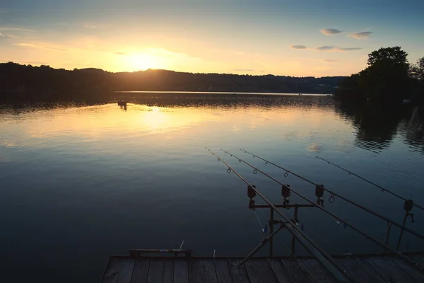 Fiske på sjön solnedgången — Stockfoto