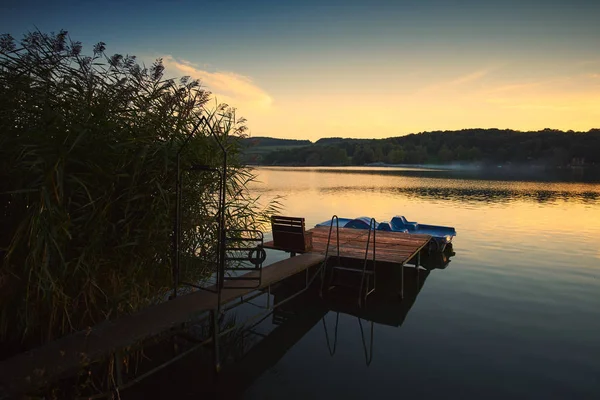 Pôr do sol do lago do cais e do barco — Fotografia de Stock