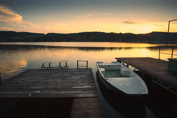 Molo a loď jezero západ slunce — Stock fotografie
