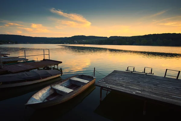 İskele ve tekne göl günbatımı — Stok fotoğraf