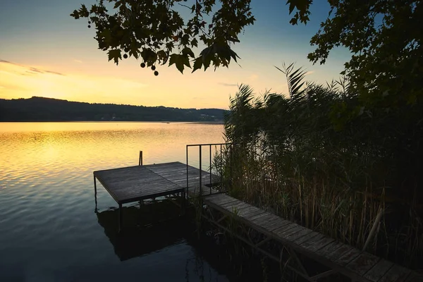 湖夕焼けの牧歌的な雰囲気の桟橋 — ストック写真