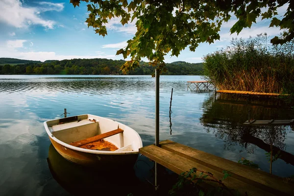 Peaceful atmosphere lake,boats and pier — Stock Photo, Image